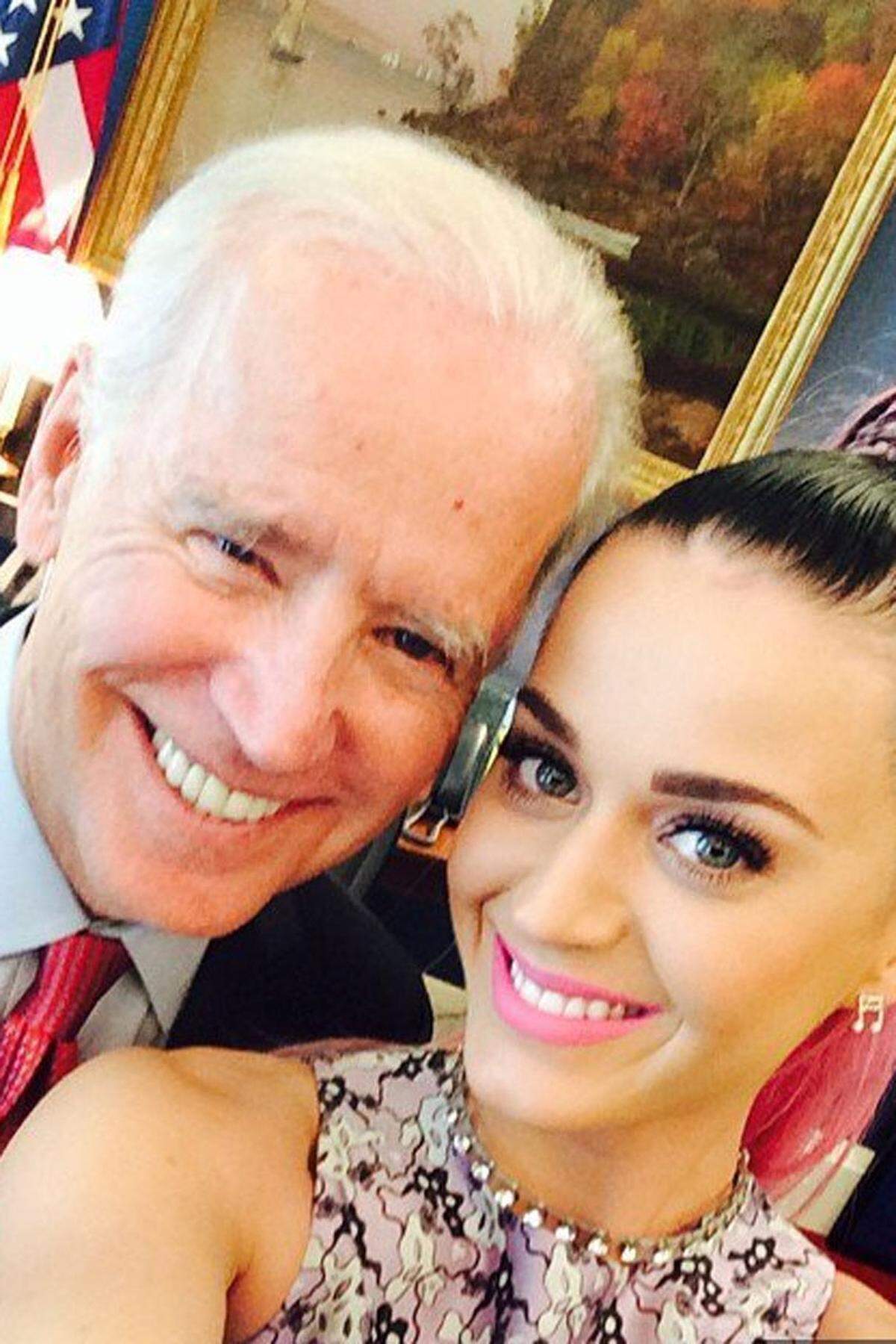 Politiker und Popstars sind eine aufmerksamkeitsstarke Symbiose. US-Vizepräsident Joe Biden wählte Katy Perry für ein Selfie aus.