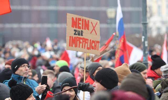 Gegner der Impfpflicht (am Bild eine Demonstration vom 11. Dezember 2021 in Wien) wollen auch die rechtlichen Möglichkeiten ausschöpfen.