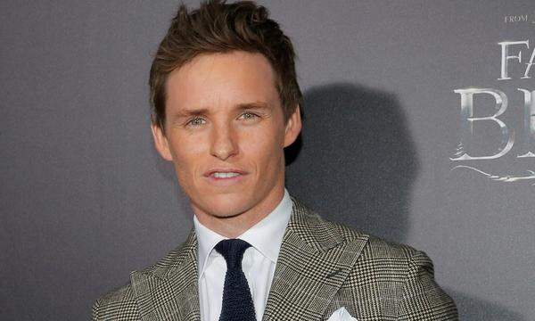 Der britische Schauspieler Eddie Redmayne wurde fünf Jahre lang von einer fanatischen Frau verfolgt und bedroht. Eine 49-jährige Deutsche soll den Oscarpreisträger  wöchentlich Liebesbriefe geschickt und ihm sogar vor seinem Haus aufgelauert haben, berichtet die Daily Mail. Auch sei sie bei der Premiere seines Films "Phantastische Tierwesen" aufgetaucht. Den 35-jährigen nimmt die Situation sehr mit und er hat große Angst um seine Familie. Nun steht die Frau vor Gericht.