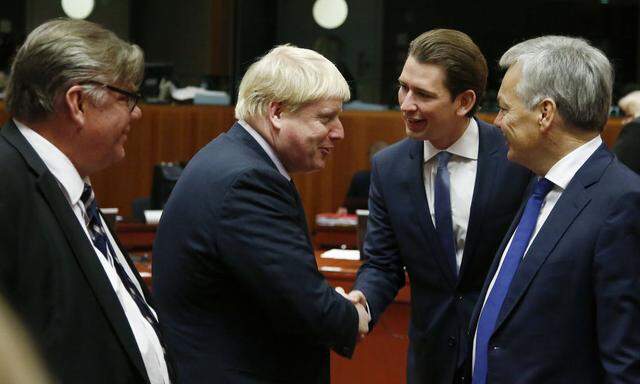 Zwei Pole der EU-Türkei-Diskussion: Österreichs Außenminister Sebastian Kurz (2.v.re.) begrüßt seinen britischen Amtskollegen Boris Johnson (2.v.li.).