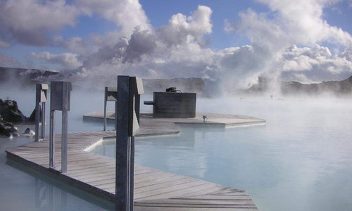 Aufwärmen kann man unter anderem in der Blauen Lagune („Bláa Lónið“, nicht der gleichnamige Film mit Brooke Shields, für den sie die „Goldene Himbeere“ erhielt) – ein Thermalfreibad in einer Lavasenke mit um die 40 Grad gerade noch erträglichen Temperaturen. In ihr mischen sich Frischwasser und Salzwasser – das alles entstand nicht natürlich, sondern als Nebenprodukt bei einem Kraftwerksbau.