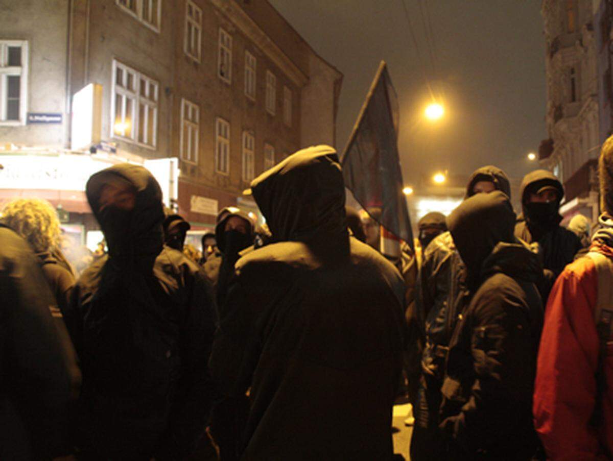 Die Demonstranten machen ihrem Ärger über das Platzverbot lauthals Luft, Durchsagen des Bundespolizeikommandos gehen im Pfeifkonzert unter.