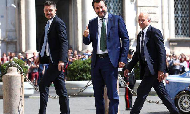 Der neue Star der italienischen Regierung: Als Innenminister muss Matteo Salvini (m.) jetzt die verhassten Krawatten tragen. 