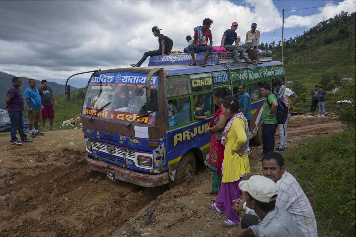 Regenfälle gestalten die Hilfsarbeit in den ohnehin schon verwüsteten Gebieten zusätzlich schwierig. "In den vergangenen Monaten hat der Monsun die Hilfe sehr erschwert, denn viele betroffene Gebiete waren kaum erreichbar", sagt Lex Kassenberg, CARE-Länderdirektor in Nepal. Für eine Strecke von nur 35 km benötigte dieser Bus dreieinhalb Stunden.