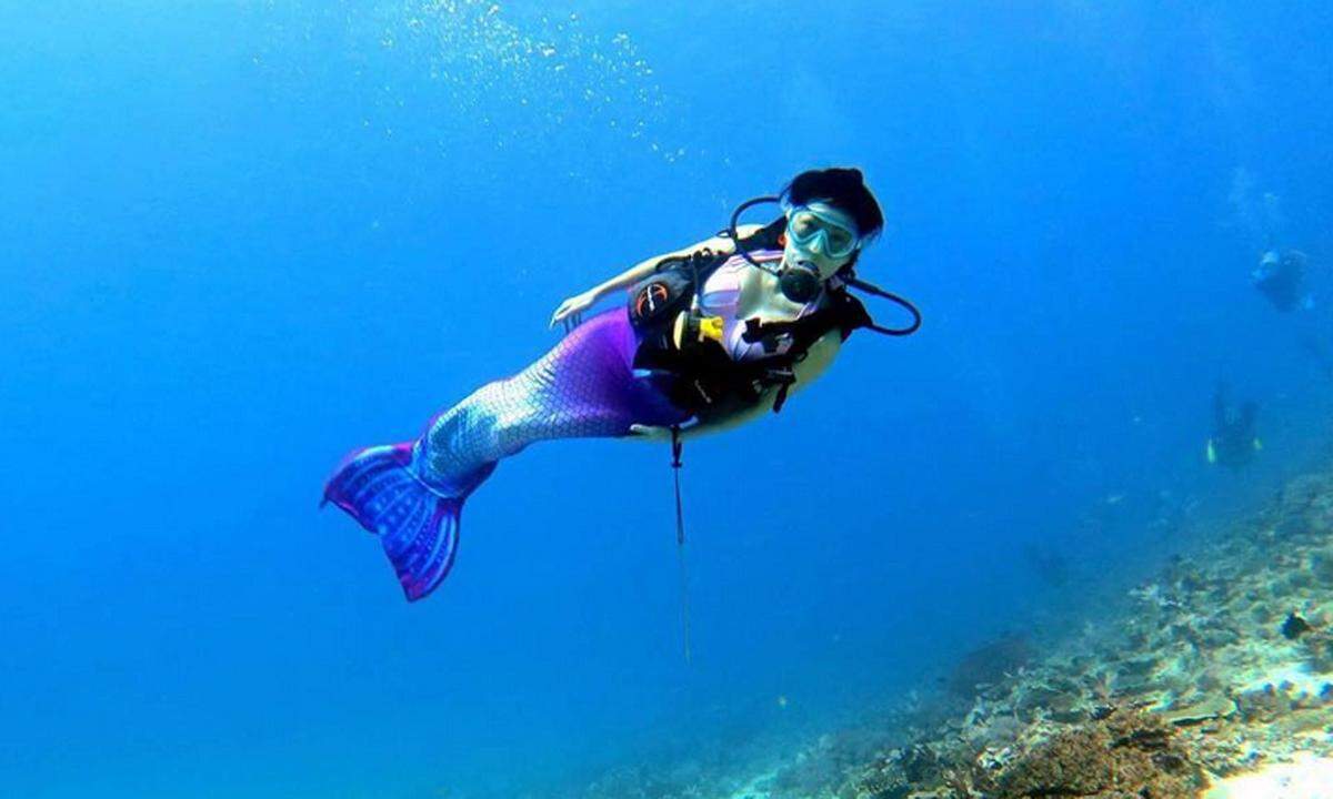 Bauch-Beine-Po-Training unter Wasser? In den USA ist Mermaid Swimming zu einem ausgewachsenen Trend aufgestiegen. Sich im Wasser wie eine Meerjungfrau fortbewegen, das ist offenbar der Traum vieler Schwimmer.  In Österreicher sind Ariel und Triton auch nicht mehr verloren. Die Plattform "Austrian Mermaids" bietet regelmäßig Kurse in Wien und Niederösterreich für den richtigen Umgang mit der sogenannten Kat-Flosse an.