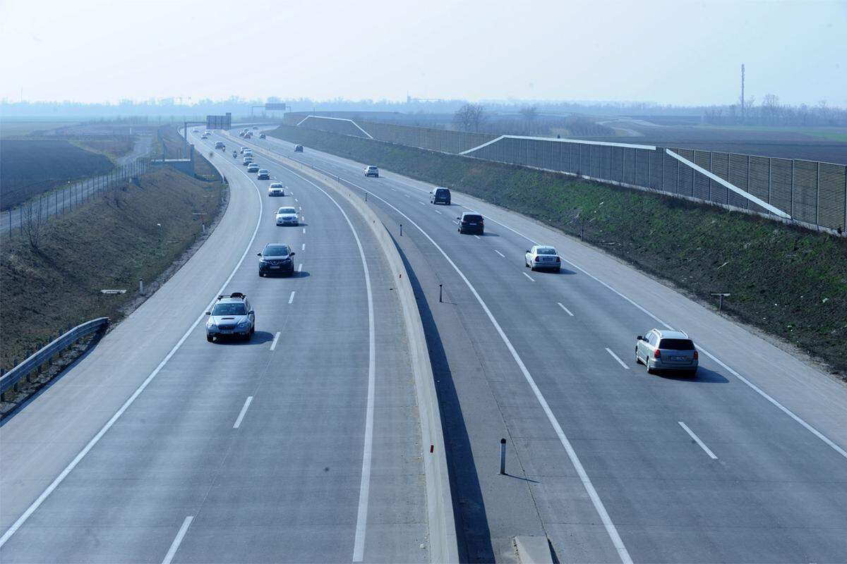 Das amerikanische Gegenstück zu den europäischen Autobahnen sind übrigens die Interstate Highways.