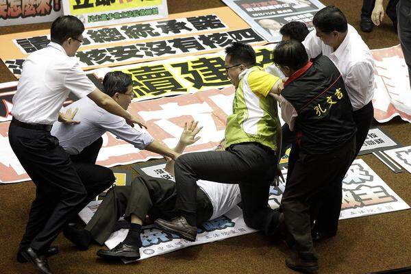 Eine hitzige Parlamentsdebatte um ein neues Atomkraftwerk endete 2013 in Taiwan mit einer Schlägerei. Dutzende Parlamentarier gingen aufeinander los und versuchten, das Rednerpult zu erklimmen. Zwei männliche Abgeordnete prügelten sich auf dem Boden, während andere sich gegenseitig mit Wasser aus mitgebrachten Flaschen bespritzten.