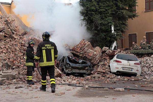 Bei einem Erdbeben sind am frühen Sonntagmorgen in der norditalienischen Region Emilia Romagna mindestens sieben Menschen getötet worden, etwa 50 weitere Personen wurden verletzt.