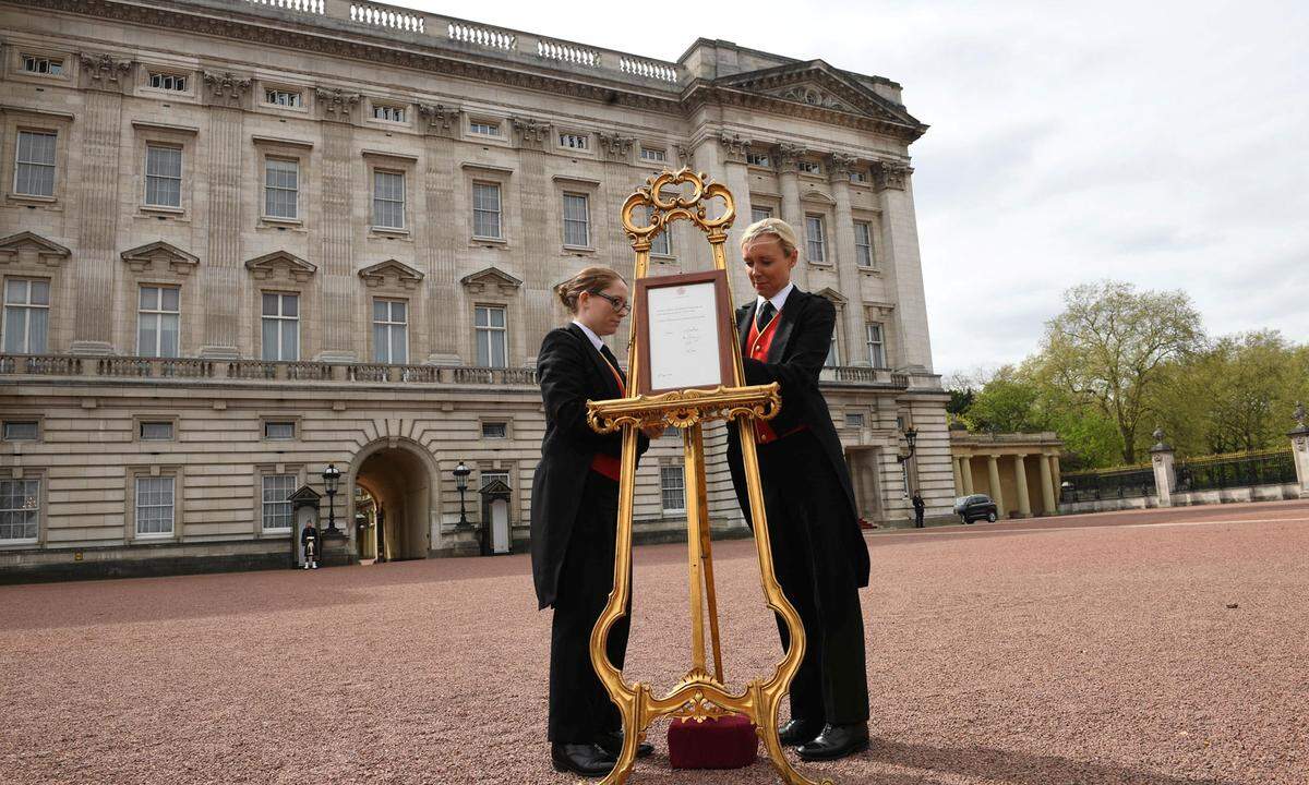 Ein wenig früher im Verlauf des Tages wurde die Geburt des kleinen Buben mit einer Anzeige auf einer goldenen Staffelei am Tor des Buckingham Palastes verkündet.