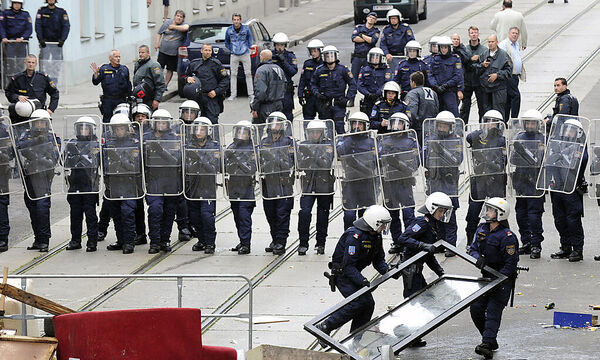 RAeUMUNG DER 'PIZZERIA ANARCHIA'AArchivbild: Polizeieinsatz bei der "Pizzeria Anarchia"