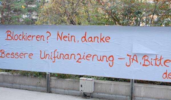 Die Stimmung auf der WU war nicht einheitlich. Etliche Studenten blieben vor Ort. Einer von ihnen, Thomas, unterstützt zwar die Anliegen, ist aber gegen die Art und Weise, wie die Proteste begonnen hatten. Was "schwer linke Anarchos treiben", würde ihn nicht interessieren. Sein Kollege Wolfgang meint, dass die Audimax-Besetzer zu viele Themen streiften, die mit studentischen Problemen nichts mehr zu tun hätten.