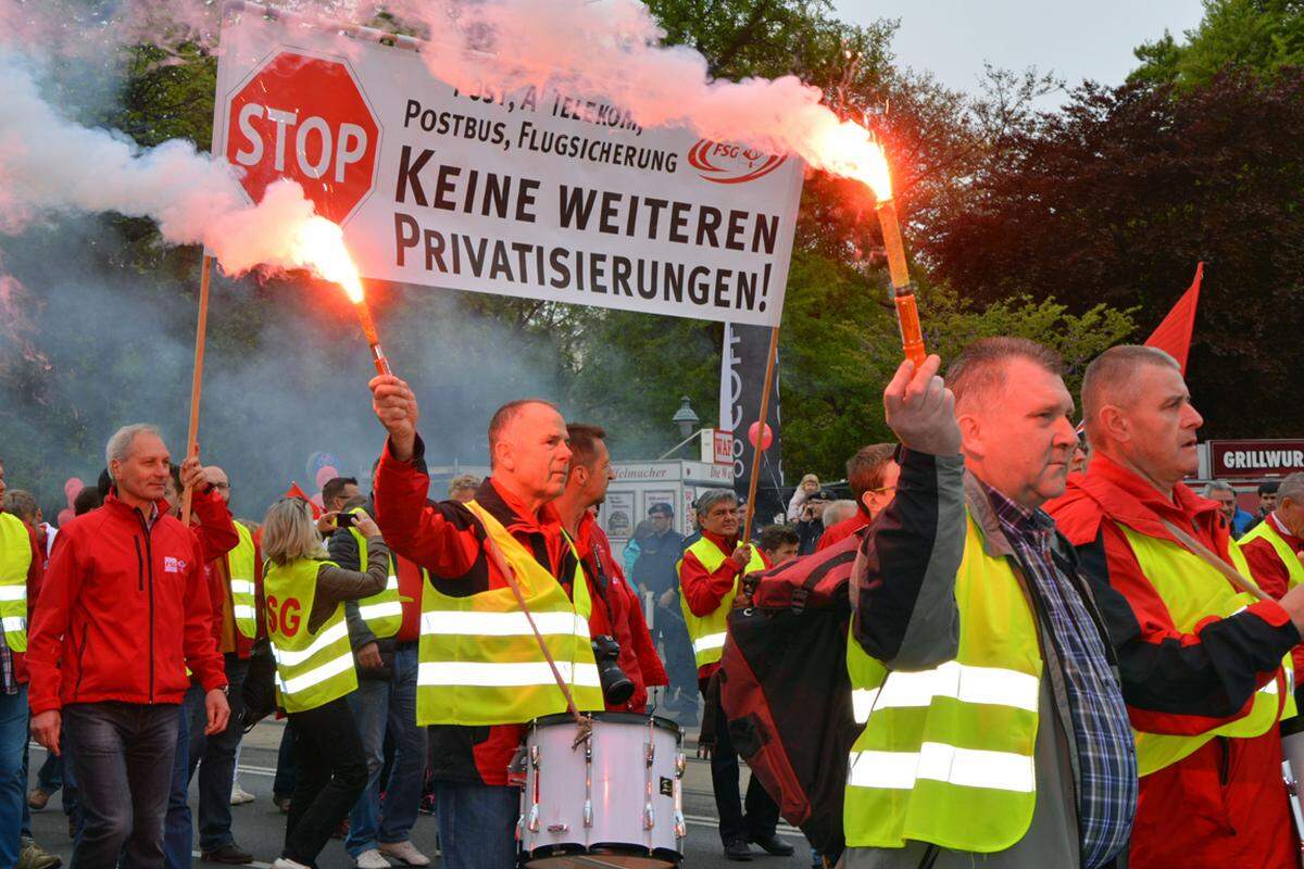 "Keine weiteren Privatisierungen" im Bereich von "Post, Telekom und Flugsicherung" fordert die FSG und unterstreicht ihr Anliegen mit Warnwesten und Leuchtfeuern.