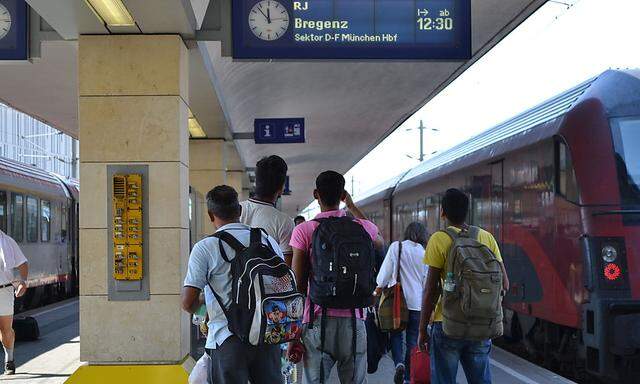 Flüchtlinge am Wiener Westbahnhof suchen den Zug nach München.