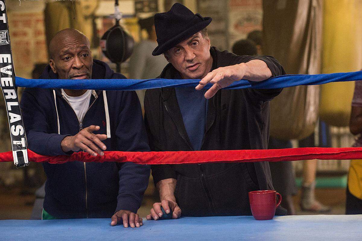 Sylvester Stallone in ''Creed'' (dt. ''Creed: Rocky's Legacy'')   Erneut schlüpfte Stallone in die Rolle des Rocky Balboa: Diesmal tritt er als Trainer an, der sich um den jungen Adonis Johnson (Michael B. Jordan) kümmert, Sohn des Apollo Creed, ein ehemaliger Boxgegner von Rocky Balboa. 