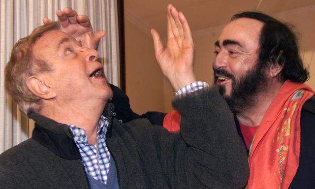 Zeffirelli (li.) im Jahr 2000 mit Tenor Luciano Pavarotti.