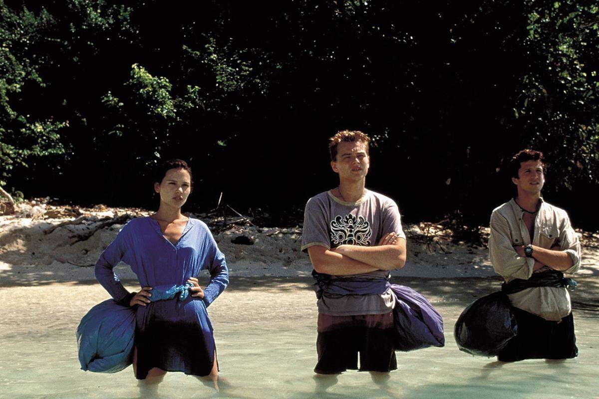 Boyles bekanntester Flop war aber "The Beach" (dt.: "Der Strand", 2000), eine Adaption von Alex Garlands gleichnamigem Roman. Eigentlich soll Ewan McGregor - mit dem Boyle zu dem Zeitpunkt bereits drei Filme gemacht hatte - die Hauptrolle spielen. Doch er wurde durch Hollywoodstar Leonardo DiCaprio ersetzt, der in "The Beach" seine erste Rolle nach dem Megaerfolg "Titanic" spielte.