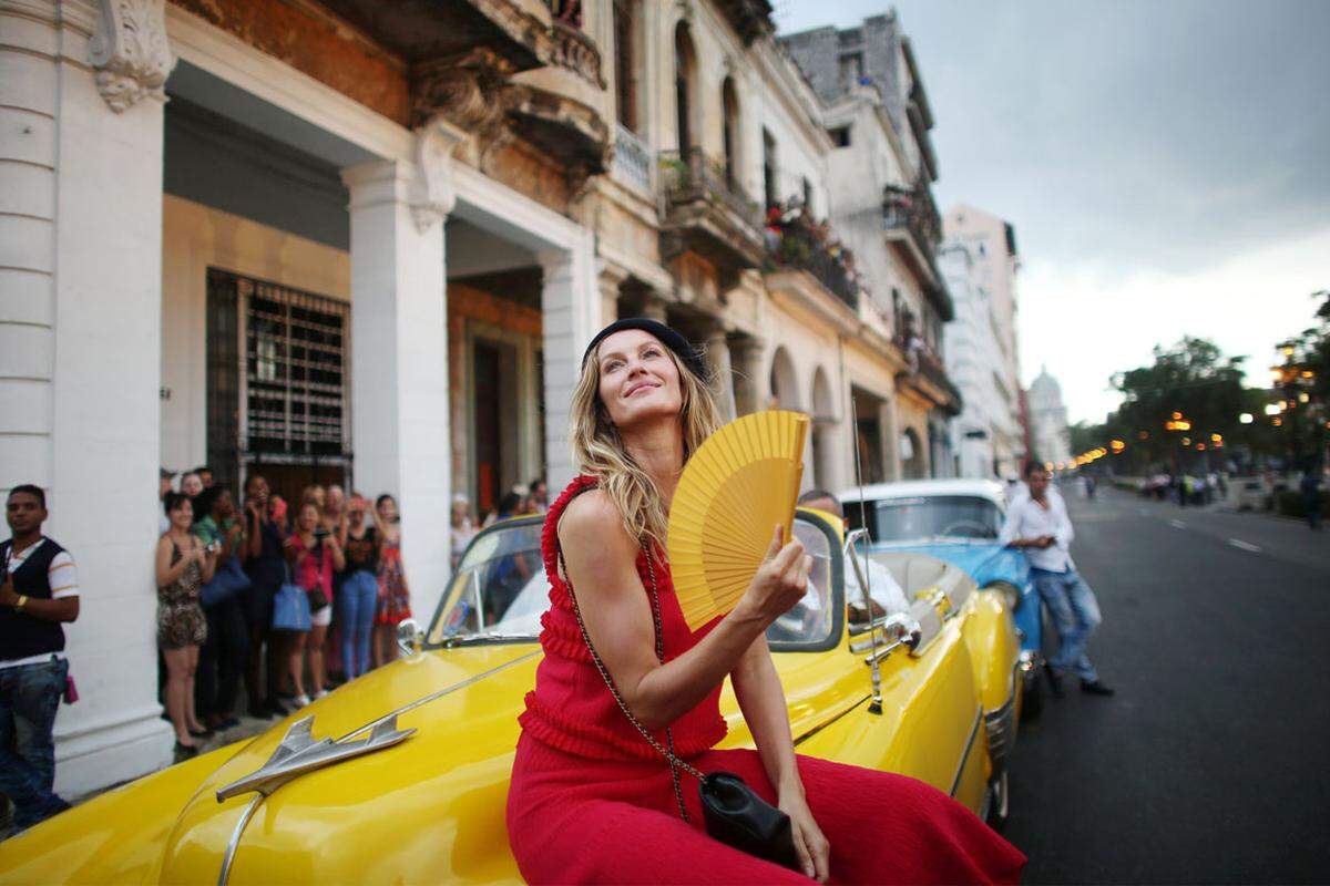 Chanel hatte nach eigenen Angaben mehr als 150 alte amerikanische Straßenkreuzer für geladene Gäste gemietet - die "Oldtimer" sind seit Jahren eine Art Markenzeichen Kubas. Auch Topmodel Gisele Bündchen posierte auf den Oldtimern.