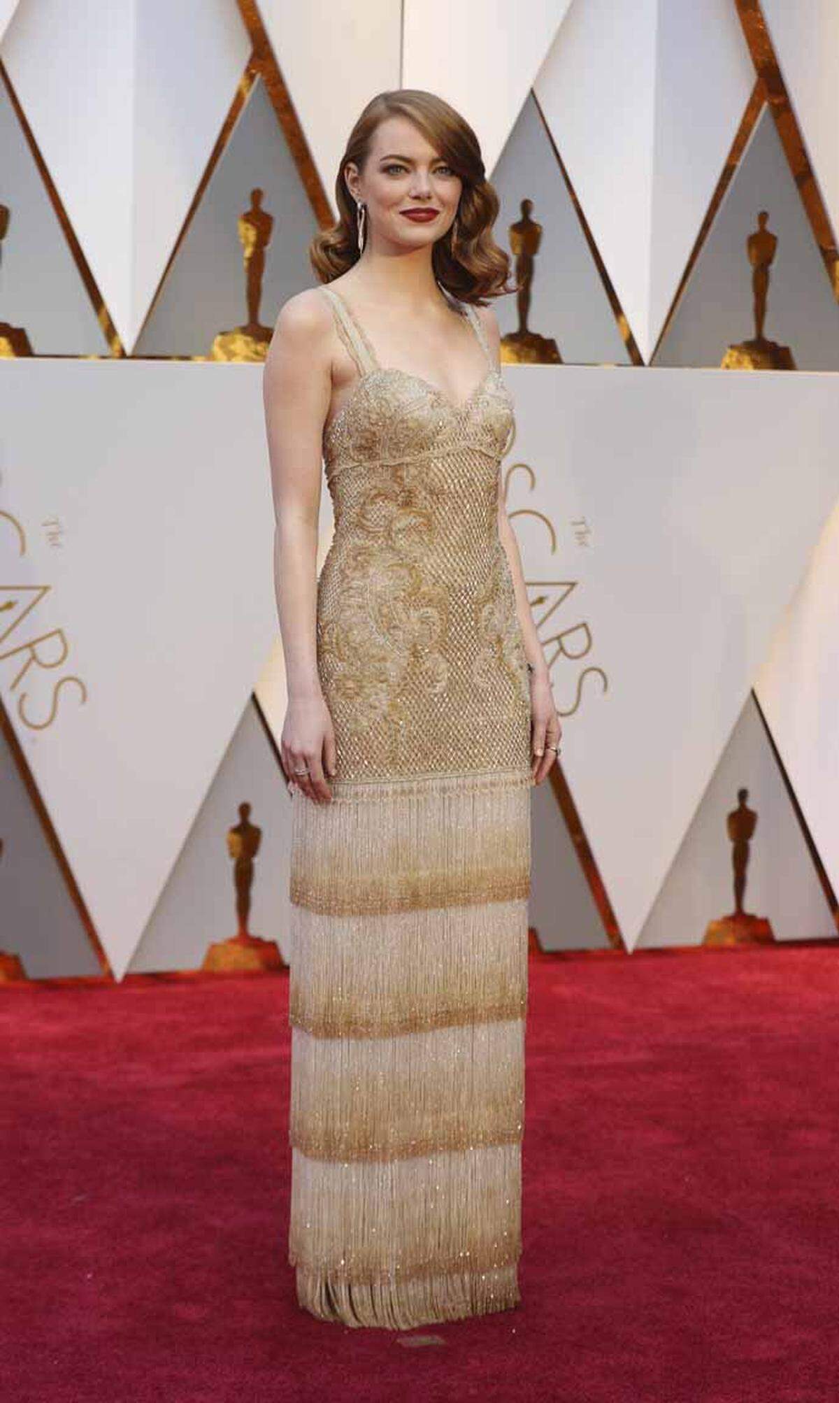 Emma Stone machte in einem goldenen Kleid von Givenchy Haute Couture der Oscar-Statue Konkurrenz, die sie für ihre Rolle in "La La Land" verliehen bekam.