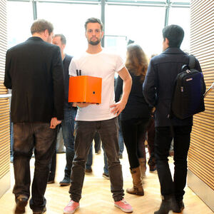 Philipp Baumgaertel (l.) will am Pioneers möglichst vielen Menschen von dem orangefarbenen Server in seiner Hand erzählen.