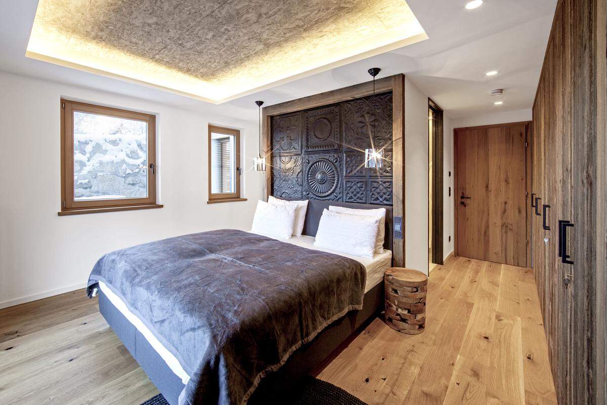 Durch die traditionelle Bauweise, die Ausstattung unter Ver-wendung von hochwertigen Materialien entspricht das Chalet laut Immobilienanbieter Engel &amp; Völkers dem Stil des Tiroler "Alpenfeelings". (Neubau-Chalet am Sonnberg und Nähe zum Golfclub)