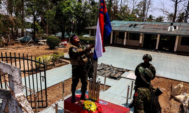 Archivbild vom 15. April 2024: Ein Soldat der Karen Nationalen Befreiungsarmee (KNLA) hisst die Nationalflagge der Karen, nachdem er die Nationalflagge Myanmars auf einem Militärstützpunkt in dem Dorf Thingyan Nyi Naung am Rande der thailändisch-myanmarischen Grenzstadt Myawaddy verbrannt hat.