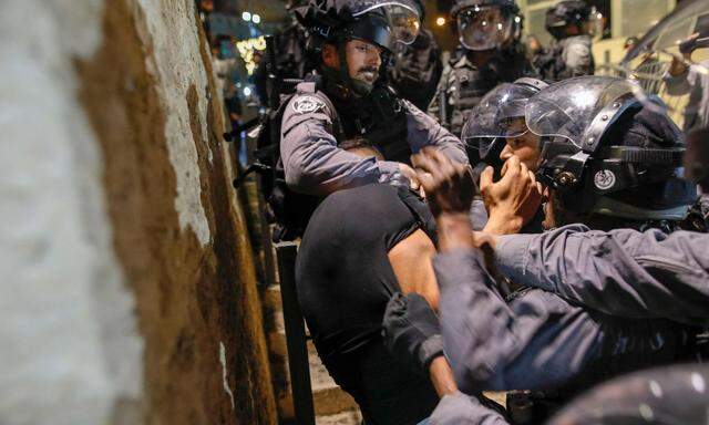 Krawalle in der Altstadt von Jerusalem: Israelische Sicherheitskräfte nehmen einen palästinensischen Demonstranten in die Mangel.
