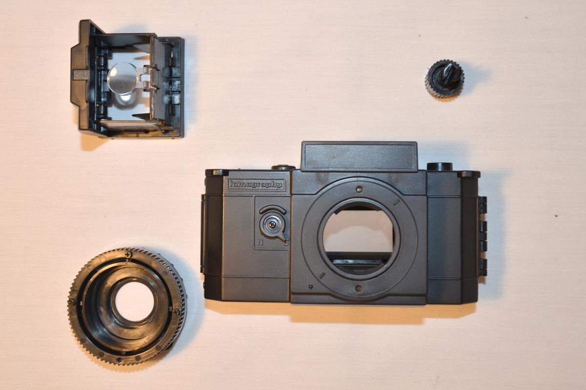 Die übrigens erste Spiegelreflexkamera von Lomography funktioniert mit herkömmlichen 35-Millimeter-Filmen. Die Fotos erinnern stark an typische Lomo-Aufnahmen mit ihrem Retro-Charme und interessanten Licht- und Farbeffekten. Smartphone-Fotografen würden unmittelbar an Instagram denken.