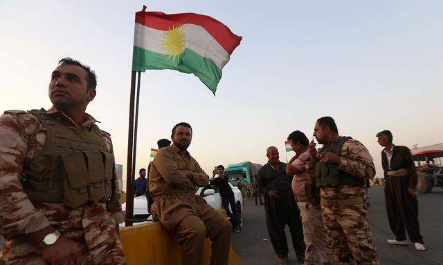 Kurdische Peschmerga an einem Kontrollposten südlich von Erbil