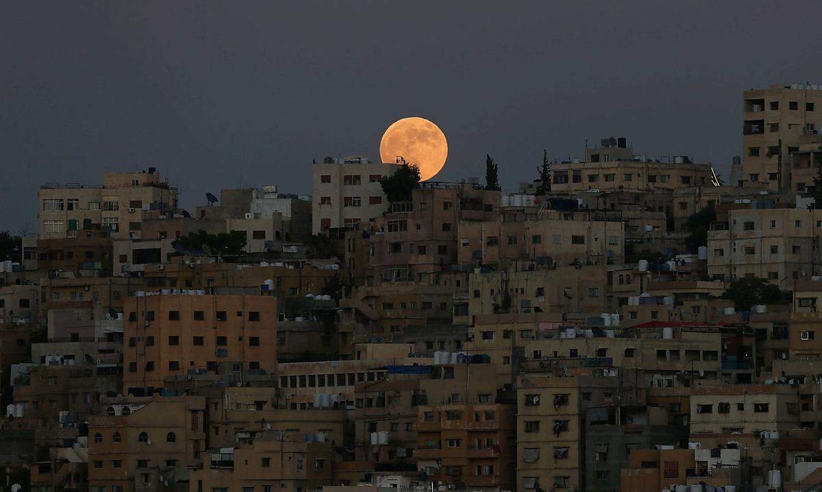 In der jordanischen Hauptstadt Amman fügt der rote Mond sich ideal in die Kulisse ein.