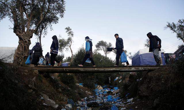 Flüchtlinge haben sich auf Lesbos selbst Zelte und Unterkünfte errichtet. Die sanitäre Situation ist außer Kontrolle geraten.