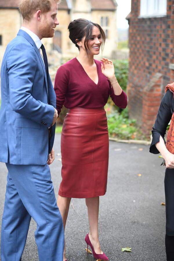Für ein Roundtable-Gespräch auf Windsor Castle, in dem über Geschlechtergleichheit und Inklusion gesprochen wurde, trug die Herzogin von Sussex einen roten Rock von Hugo Boss, den sie mit einem Pullover von Joseph kombinierte. Die Pumps in einer ganz ähnlichen Farbe stammen von Sarah Flint.