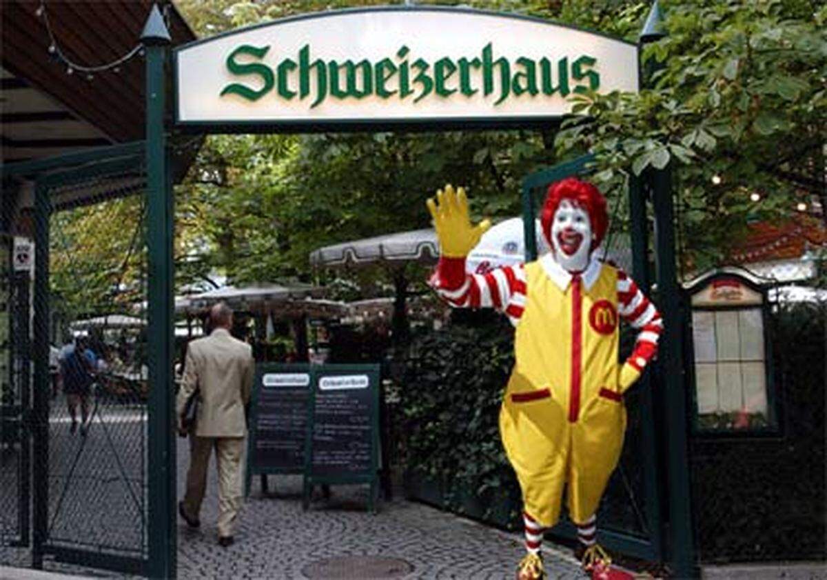 Dann vielleicht doch lieber ins Schweizerhaus im Wiener Prater auf eine zünftige Stelze, verdaut von Schnaps und nicht von Bakterien. Apropos: Soll das Schweizerhaus nicht bald an McDonald's verkauft werden?