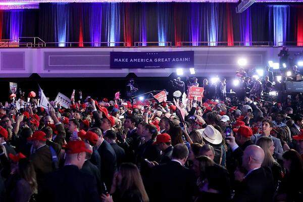 Mehrfach sah es so aus, als ob das Rennen gegen Clinton für Triump gelaufen sei. Umso größer der Jubel bei dessen Anhänger.