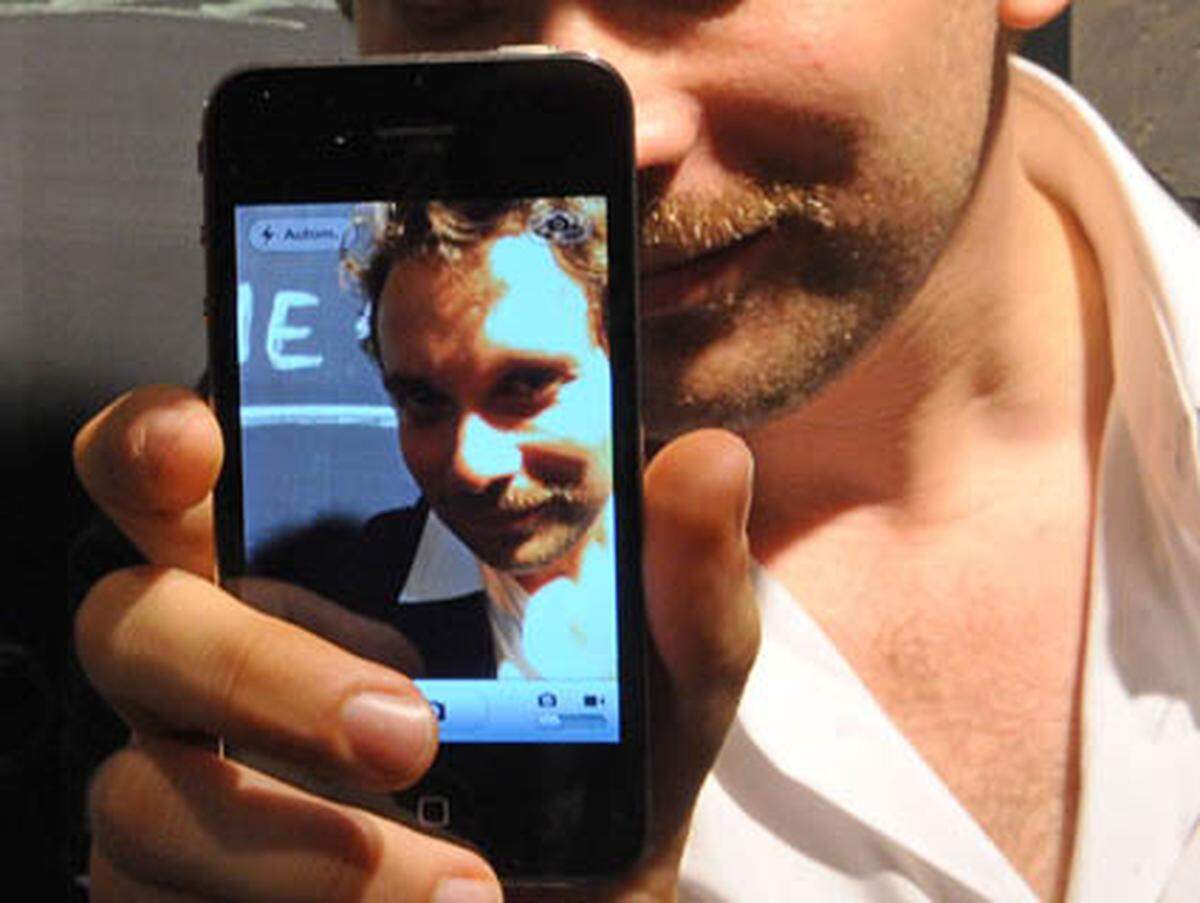 Der Schauspieler Christian Ulmen war in Deutschland einer der ersten iPhone-4-Besitzer. Stolz filmt er sich selbst mit der Kamera auf der Rückseite des Geräts.