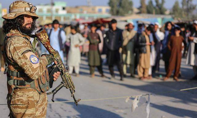 Ein Kämpfer der Taliban an der Grenze zu Pakistan. Die Islamisten unterdrücken Afghanistan mit ihrer Gewaltherrschaft.
