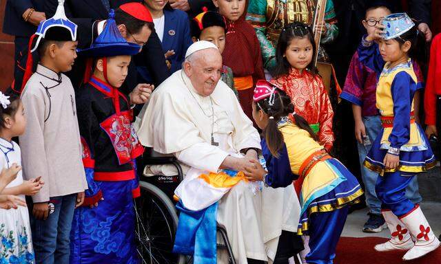 Papst Franziskus wird in Ulan Bator willkommen geheißen. 
