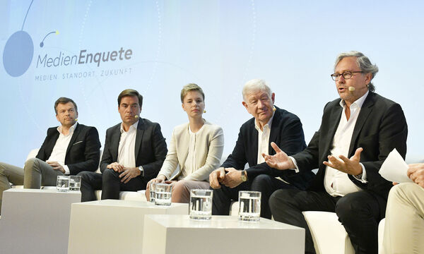 Markus Breitenecker (ProSiebenSat1Puls4), Rainer Nowak („Presse“), Linda Heimgartner (SRG), Armin Thurnher („Falter“) und Alexander Wrabetz (ORF) diskutierten bei der Medienenquete.