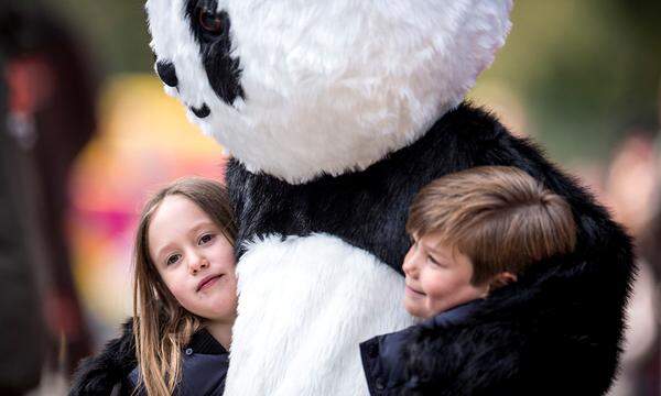 Ein paar Tage zuvor durften die royalen Dänen-Zwillinge gemeinsam mit Mama Prinzessin Mary das neue Panda-Gehege im Zoo von Kopenhagen einweihen – inklusive bärenstarker Umarmung.