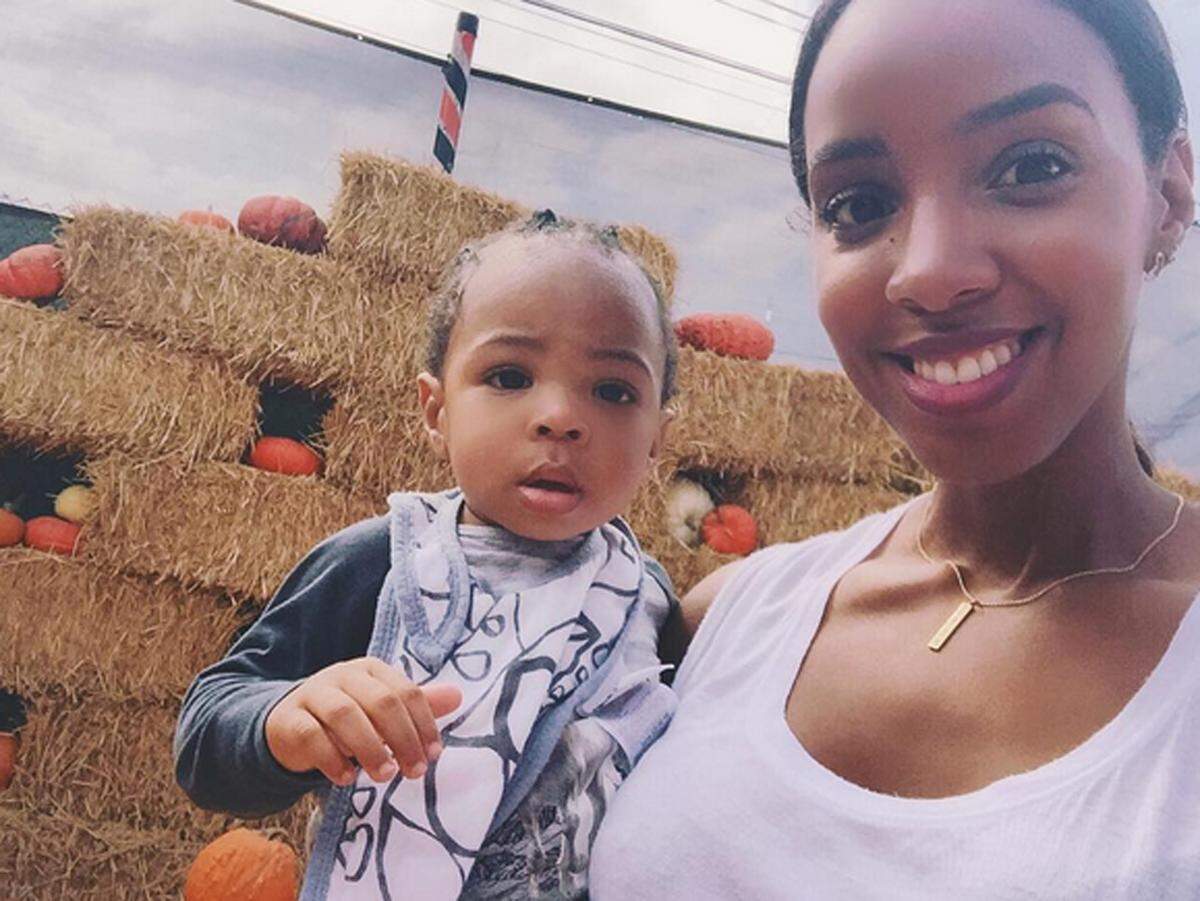Sängerin Kelly Rowland nutze die Gelegenheit für ein Selfie mit ihrem Kind.