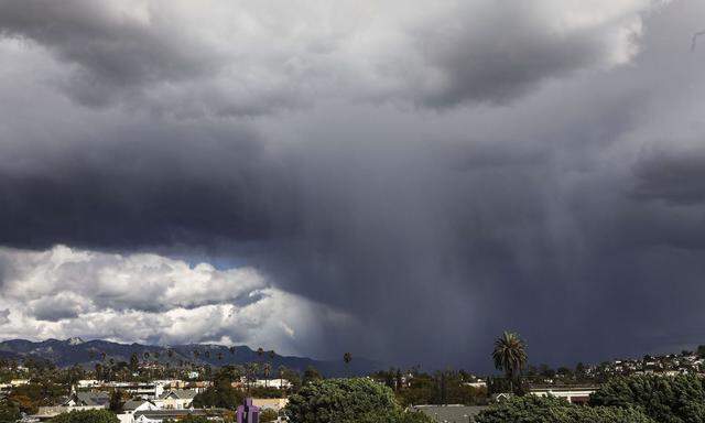 US-LOS-ANGELES-AREA-GETS-UNUSUAL-WINTRY-MIX