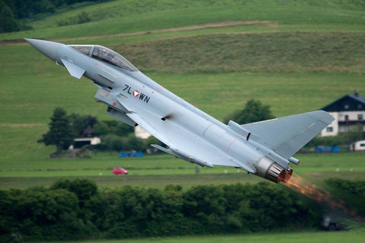 Das nationale Fluggerät Nummer Eins, der Eurofighter des österreichischen Bundesheeres, darf bei einer heimischen Flugshow nicht fehlen. Einer der Höhepunkte soll der simulierte Abfang einer C-130 Hercules durch zwei Eurofighter werden.