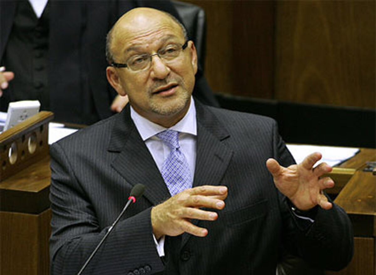 Trevor Manuel. Der 51-Jährige ist seit 1996 Finanzminister von Südafrika und gilt als einer der aussichtsreichsten Kandidaten für die Wolfowitz-Nachfolge. Die führenden EU-Staaten und die USA haben vereinbart, dass die Amerikaner weiter den Weltbank-Präsidenten vorschlagen dürfen. Einzige Bedingung war, dass Wolfowitz seinen Posten räumt. Im Gegenzug sollen die USA zugestanden haben, nicht wieder einen Amerikaner vorzuschlagen. Sondern den Südafrikaner Trevor Manuel, der auch schon mehrere Funktionen in der Weltbank inne hatte.