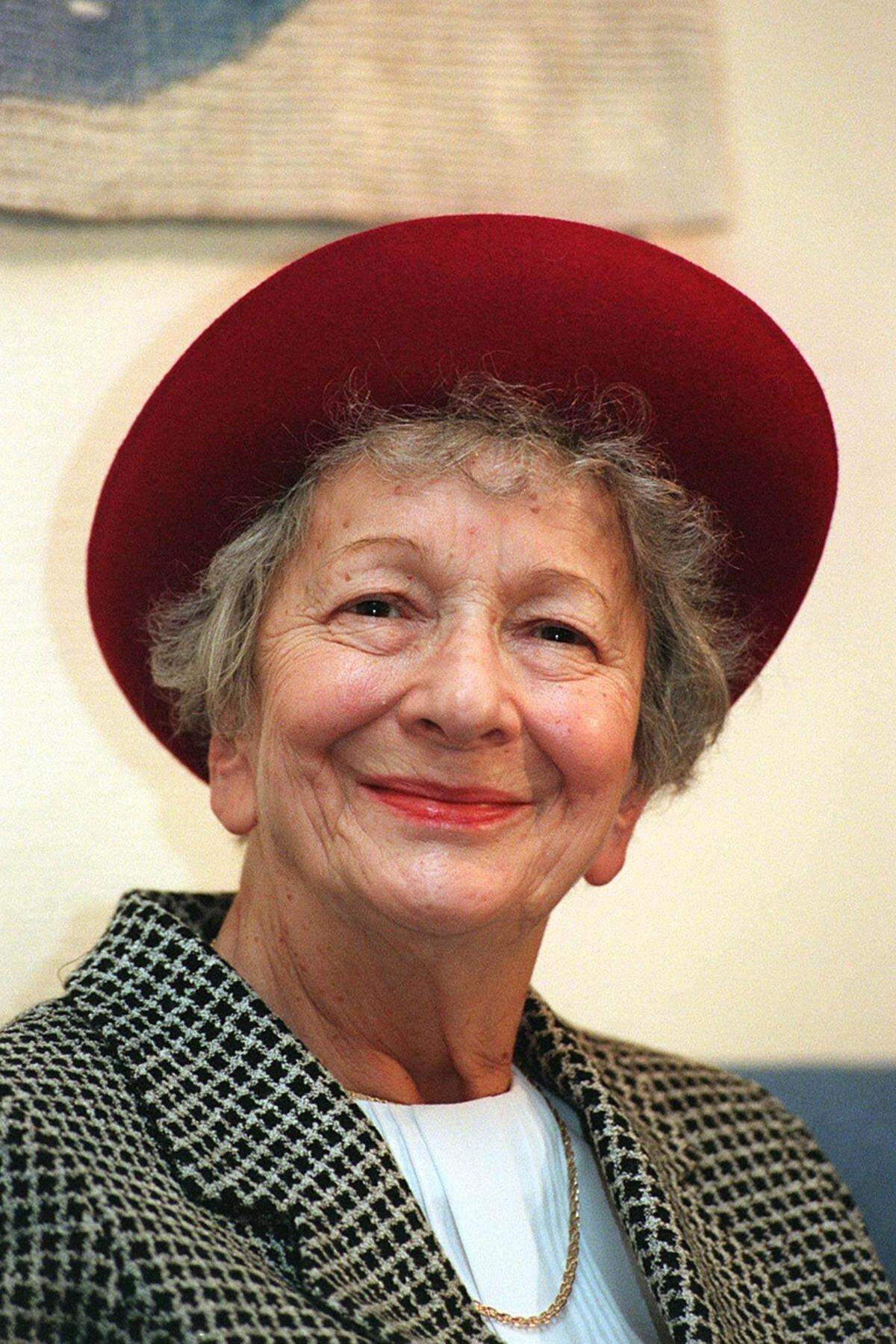 (Polen, 1923 - 2012) Die Lyrikerin erhielt den Nobelpreis für eine Poesie, "die mit ironischer Präzision den historischen und biologischen Zusammenhang in Fragmenten menschlicher Wirklichkeit hervortreten lässt". Sie veröffentlichte seit ihrer 1945 begonnenen literarischen Laufbahn insgesamt 16 Gedichtbände.