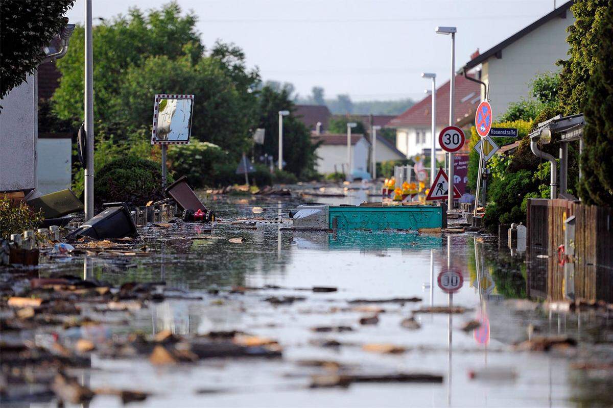 In der gefährdeten Region um Deggendorf und Straubing ging das Wasser am Donnerstag zwar stündlich um mehrere Zentimeter zurück. Die Gefahr, dass die durchgeweichten Dämme brechen, war aber weiter sehr hoch.