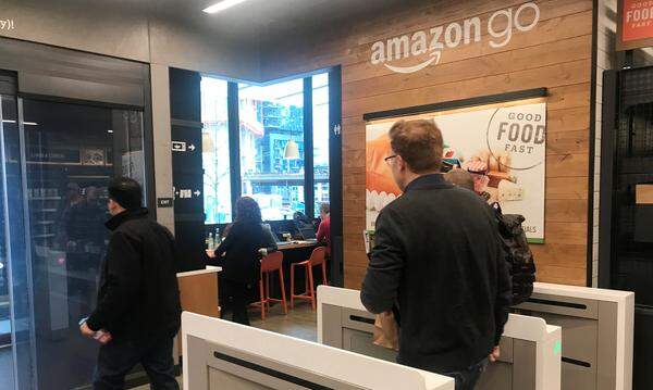 Vor rund einem Jahr hätte er aufsperren sollen, jetzt ist es soweit: Amazon öffnet seinen digitalen Selbstbedienungsladen in Seattle diese Woche dem breiten Publikum. Die Vision hinter "Amazon Go": Der Käufer legt Milch und Brot direkt in seine Einkaufstasche - und kann das Geschäft einfach verlassen. Der Betrag wird anschließend von seinem Amazon-Konto abgebucht.