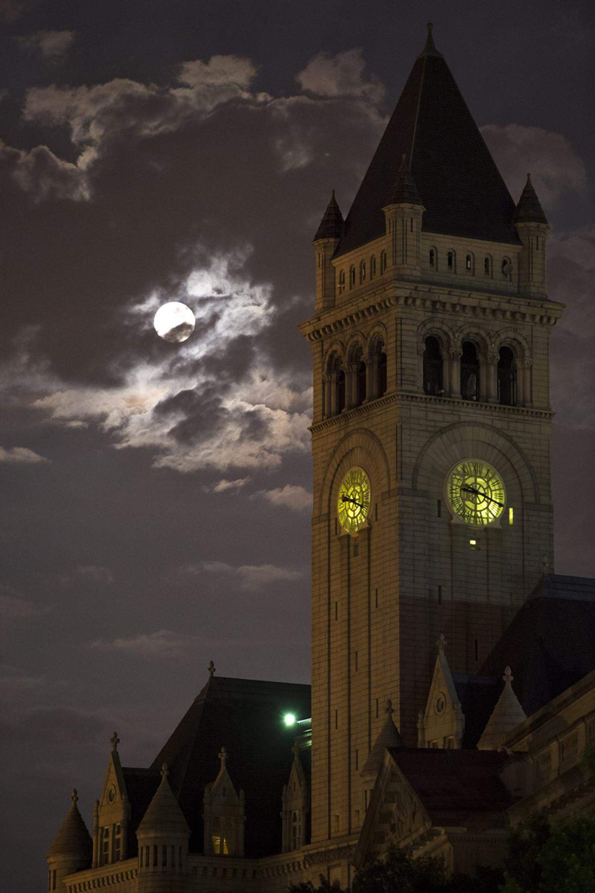 Der Mond wirkt am Supermond-Tag dementsprechend größer, ist aber natürlich nur näher, wie auch hier im Bild über dem alten Postgebäude in Washington DC.