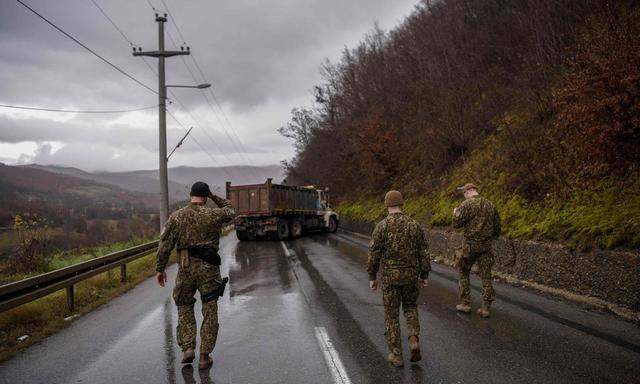 Hunderte Kosovo-Serben blockieren seit Wochen mit Straßensperren den Verkehr im Norden des Kosovo. Präsident Vučić schickte zuletzt den Oberbefehlshaber seiner Streitkräfte ins Grenzgebiet.