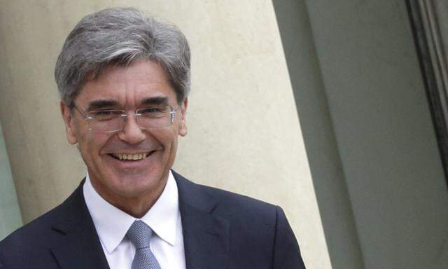 President and Chief Executive Officer of Siemens AG Joe Kaeser and Mitsubishi Heavy Industries Chief Executive Shunichi Miyanaga (R) leave after a meeting with French government at the Elysee Palace in Paris