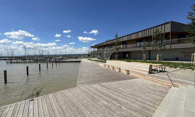 Das neue Marina-Gebäude grenzt nicht direkt an den See und wirkt als Rahmen für die Naturkulisse. 