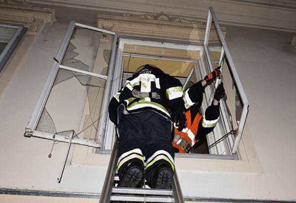 Zahlreiche Fenster wurden durch die Wucht des Sturms eingedrückt. Im Bild: Mitarbeiter der Feuerwehr Baden im Einsatz.